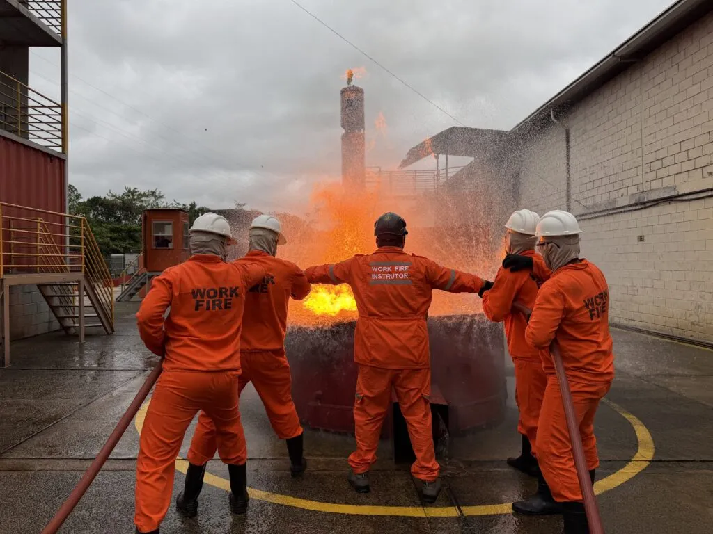Work Fire testa limites dos marinheiros no treinamento do Bom Marinheiro 2026