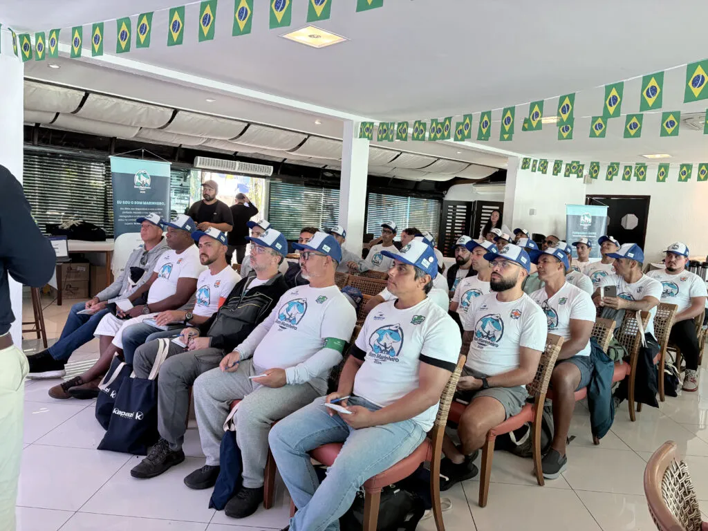 Treinamento ensina marinheiros a conservar pisos, tapetes e acabamentos náuticos