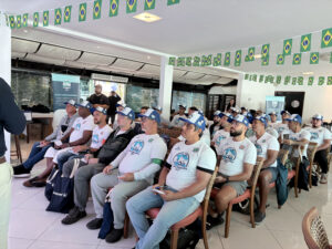 Treinamento ensina marinheiros a conservar pisos, tapetes e acabamentos náuticos